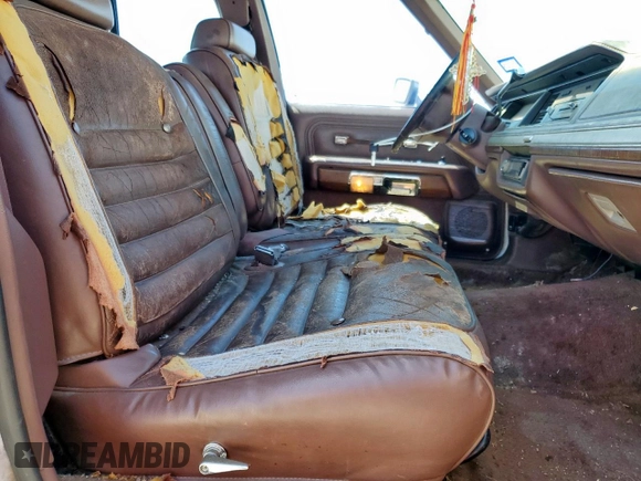1991 Ford Crown Victoria z VIN 2FACP74FXMX135645, wystawiony jako Copart lot #52527135 z przebiegiem 79 667 mil mil oraz Czysty tytuł • Clean title. Historia ofert i sprzedaży dostępna na DreamBid. Obrazek 7.
