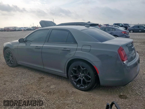 2019 Chrysler 300 S z VIN 2C3CCABG3KH516666, wystawiony jako Copart lot #56636845 z przebiegiem 150 570 mil mil oraz Szkoda całkowita • Salvage title. Historia ofert i sprzedaży dostępna na DreamBid. Obrazek 2.