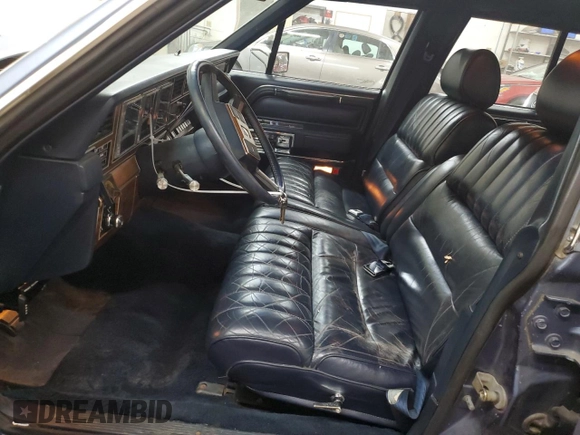 1988 Lincoln Town Car z VIN 1LNBM81F2JY754921, wystawiony jako Copart lot #76236564 z przebiegiem 593 215 mil mil oraz Szkoda całkowita • Salvage title. Historia ofert i sprzedaży dostępna na DreamBid. Obrazek 7.