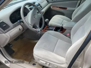 2004 Toyota Camry LE z VIN 4T1BF32K94U571035, wystawiony jako Copart lot #56749935 z przebiegiem 136 361 mil mil oraz Szkoda całkowita • Salvage title. Historia ofert i sprzedaży dostępna na DreamBid. Obrazek 7.