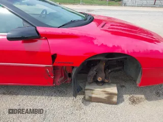 1993 Chevrolet Camaro z VIN 2G1FP22S4P2103696, wystawiony jako IAAI lot #42498084 z przebiegiem 64 393 mil mil oraz . Historia ofert i sprzedaży dostępna na DreamBid. Obrazek 6.