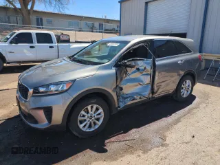 2019 Kia Sorento LX z VIN 5XYPG4A3XKG557764, wystawiony jako Copart lot #48561235 z przebiegiem Nie podano mil oraz Szkoda całkowita • Salvage title. Historia ofert i sprzedaży dostępna na DreamBid. Obrazek 1.