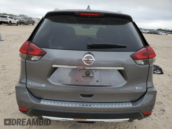 2020 Nissan Rogue SV z VIN KNMAT2MTXLP523694, wystawiony jako Copart lot #53279835 z przebiegiem 49 825 mil mil oraz Szkoda całkowita • Salvage title. Historia ofert i sprzedaży dostępna na DreamBid. Obrazek 6.
