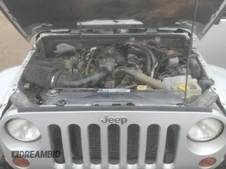 2010 Jeep Wrangler Sahara z VIN 1J4GA5D18AL182858, wystawiony jako Copart lot #57601695 z przebiegiem Nie podano mil oraz Czysty tytuł • Clean title. Historia ofert i sprzedaży dostępna na DreamBid. Obrazek 12.