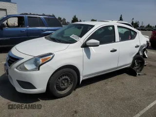 2016 Nissan Versa S z VIN 3N1CN7AP0GL823885, wystawiony jako Copart lot #54618525 z przebiegiem 130 023 mil mil oraz Szkoda całkowita • Salvage title. Historia ofert i sprzedaży dostępna na DreamBid. Obrazek 1.