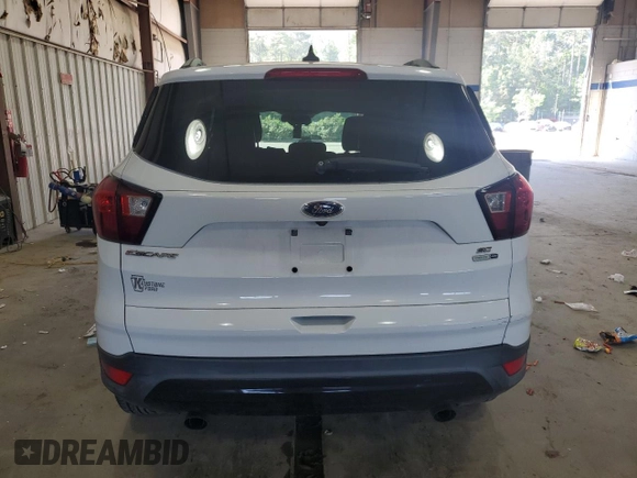 2019 Ford Escape SE z VIN 1FMCU9GD3KUA68315, wystawiony jako Copart lot #56362675 z przebiegiem 158 657 mil mil oraz Czysty tytuł • Clean title. Historia ofert i sprzedaży dostępna na DreamBid. Obrazek 6.
