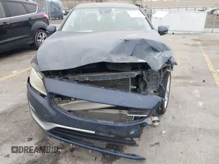 2015 Volvo S60 T5 Drive-E Premier z VIN YV126MFK1F2336786, wystawiony jako IAAI lot #41184378 z przebiegiem 134 482 mil mil oraz . Historia ofert i sprzedaży dostępna na DreamBid. Obrazek 6.