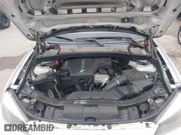 2015 BMW X1 sDrive28i z VIN WBAVM1C50FVZ93810, wystawiony jako IAAI lot #42475276 z przebiegiem 139 118 mil mil oraz . Historia ofert i sprzedaży dostępna na DreamBid. Obrazek 10.