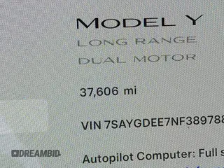2022 Tesla Model Y Long Range z VIN 7SAYGDEE7NF389788, wystawiony jako IAAI lot #42014111 z przebiegiem 37 606 mil mil oraz . Historia ofert i sprzedaży dostępna na DreamBid. Obrazek 14.