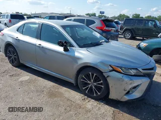 2018 Toyota Camry LE z VIN 4T1B11HKXJU572684, wystawiony jako IAAI lot #42072212 z przebiegiem 216 237 mil mil oraz . Historia ofert i sprzedaży dostępna na DreamBid. Obrazek 1.