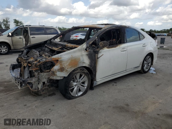 2011 Lexus HS 250h z VIN JTHBB1BA1B2043914, wystawiony jako Copart lot #51455045 z przebiegiem Nie podano mil oraz Nie do naprawy • Non repairable. Historia ofert i sprzedaży dostępna na DreamBid. Obrazek 1.