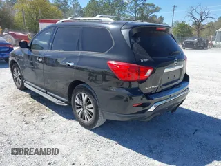 2017 Nissan Pathfinder S z VIN 5N1DR2MN8HC613384, wystawiony jako IAAI lot #41826359 z przebiegiem 138 960 mil mil oraz . Historia ofert i sprzedaży dostępna na DreamBid. Obrazek 3.