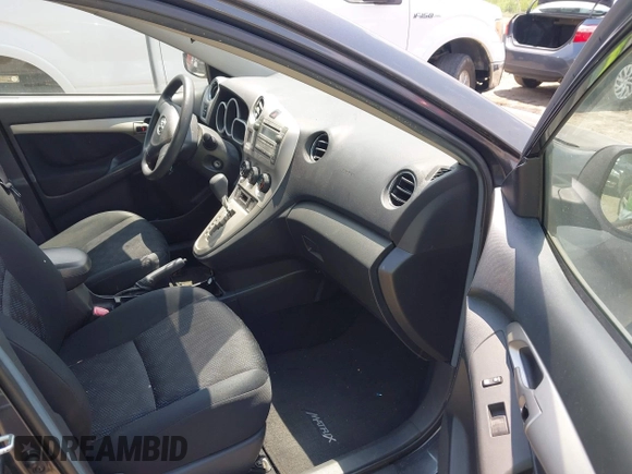 2009 Toyota Matrix z VIN 2T1KU40EX9C009131, wystawiony jako IAAI lot #42478822 z przebiegiem 177 305 mil mil oraz . Historia ofert i sprzedaży dostępna na DreamBid. Obrazek 5.