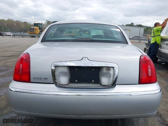 1999 Lincoln Town Car Signature with VIN 1LNFM82W6XY608644, listed as a IAAI auction lot 41922386 with 1 mi miles. Bid and sale history available at carsss.com. Image 16.