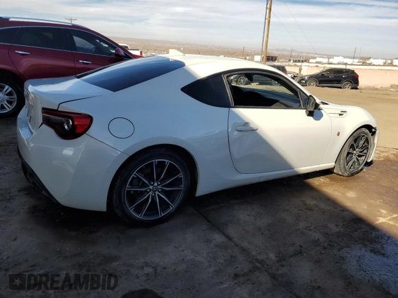 2020 Toyota 86 z VIN JF1ZNAA14L8752611, wystawiony jako Copart lot #82995104 z przebiegiem Nie podano mil oraz Nie do naprawy • Non repairable. Historia ofert i sprzedaży dostępna na DreamBid. Obrazek 3.