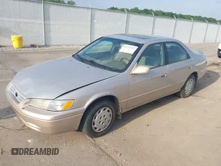 1998 Toyota Camry LE z VIN 4T1BG22K0WU232402, wystawiony jako IAAI lot #42274322 z przebiegiem 222 286 mil mil oraz . Historia ofert i sprzedaży dostępna na DreamBid. Obrazek 2.