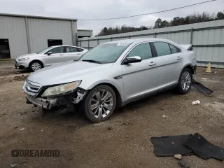 2010 Ford Taurus Limited z VIN 1FAHP2JW3AG107751, wystawiony jako Copart lot #45162535 z przebiegiem 310 064 mil mil oraz Szkoda całkowita • Salvage title. Historia ofert i sprzedaży dostępna na DreamBid. Obrazek 1.