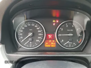 2009 BMW 3 Series 323i z VIN WBAPG73539A641268, wystawiony jako Copart lot #65438134 z przebiegiem 202 480 mil mil oraz Szkoda całkowita • Salvage title. Historia ofert i sprzedaży dostępna na DreamBid. Obrazek 9.