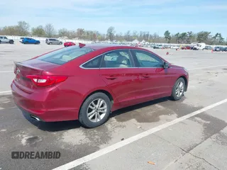 2015 Hyundai Sonata SE z VIN 5NPE24AF5FH146951, wystawiony jako IAAI lot #42037719 z przebiegiem 100 784 mil mil oraz . Historia ofert i sprzedaży dostępna na DreamBid. Obrazek 4.