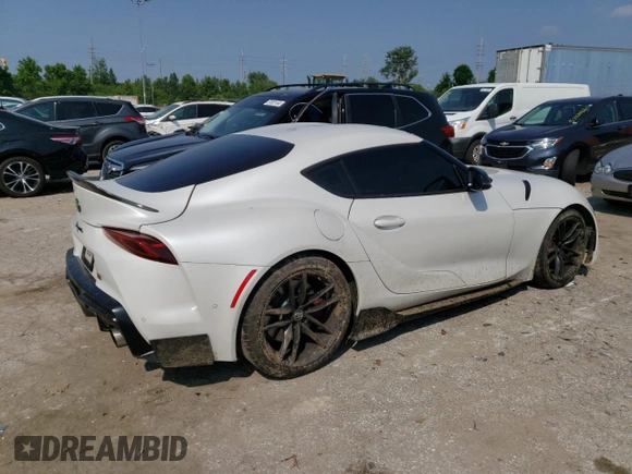 2022 Toyota Supra 3.0 z VIN WZ1DB0C0XNW049560, wystawiony jako Copart lot #56988123 z przebiegiem Nie podano mil oraz . Historia ofert i sprzedaży dostępna na DreamBid. Obrazek 3.