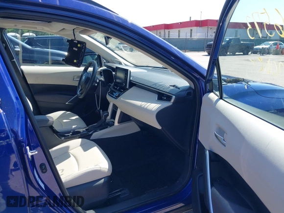 2022 Toyota Corolla Cross XLE z VIN 7MUDAABG4NV004836, wystawiony jako IAAI lot #42546573 z przebiegiem 23 821 mil mil oraz . Historia ofert i sprzedaży dostępna na DreamBid. Obrazek 5.