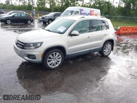 2013 Volkswagen Tiguan SE z VIN WVGAV7AX2DW532486, wystawiony jako IAAI lot #42813235 z przebiegiem 164 321 mil mil oraz . Historia ofert i sprzedaży dostępna na DreamBid. Obrazek 2.