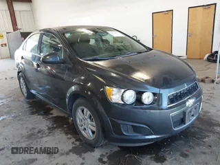 2014 Chevrolet Sonic LT z VIN 1G1JC5SH2E4199864, wystawiony jako IAAI lot #42370631 z przebiegiem 59 781 mil mil oraz . Historia ofert i sprzedaży dostępna na DreamBid. Obrazek 1.