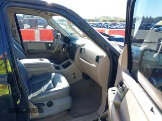 2003 Ford Expedition Eddie Bauer z VIN 1FMFU18L43LC23174, wystawiony jako IAAI lot #42021679 z przebiegiem 240 025 mil mil oraz . Historia ofert i sprzedaży dostępna na DreamBid. Obrazek 5.