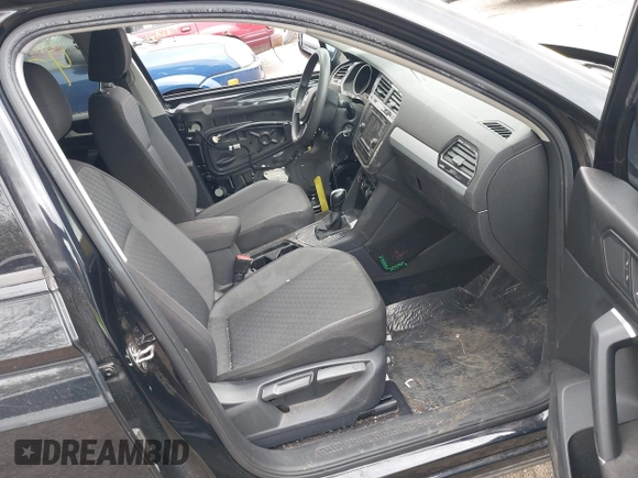 2018 Volkswagen Tiguan S with VIN 3VV1B7AX1JM076071, listed as a IAAI auction lot 42043311 with 107,883 mi miles and . Bid and sale history available at DreamBid. Image 5.