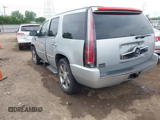 2010 Cadillac Escalade Luxury z VIN 1GYUKBEF8AR133830, wystawiony jako IAAI lot #42283237 z przebiegiem 191 708 mil mil oraz . Historia ofert i sprzedaży dostępna na DreamBid. Obrazek 3.