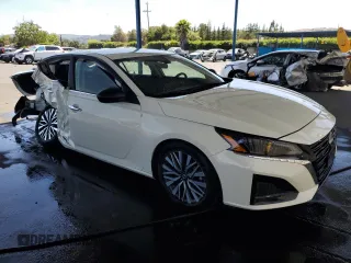 2025 Nissan Altima SV z VIN 1N4BL4DV5SN353777, wystawiony jako Copart lot #57361185 z przebiegiem 6 047 mil mil oraz Szkoda całkowita • Salvage title. Historia ofert i sprzedaży dostępna na DreamBid. Obrazek 4.