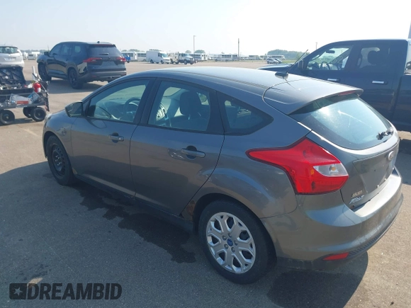 2012 Ford Focus SE z VIN 1FAHP3K21CL347716, wystawiony jako IAAI lot #42415555 z przebiegiem 182 693 mil mil oraz . Historia ofert i sprzedaży dostępna na DreamBid. Obrazek 3.