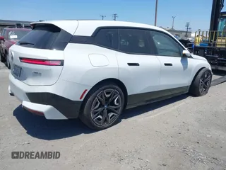 2025 BMW iX xDrive50 z VIN WB523CF07SCT17117, wystawiony jako IAAI lot #42042262 z przebiegiem 7485 mil mil oraz . Historia ofert i sprzedaży dostępna na DreamBid. Obrazek 4.
