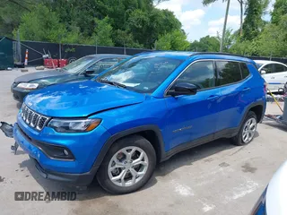 2024 Jeep Compass Latitude с VIN 3C4NJDBNXRT118589, выставлен на аукционе IAAI как лот 42597240 с пробегом 32 098 миль миль и . История ставок и продаж доступна на DreamBid. Изображение 17.