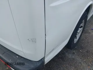 2014 Chevrolet Express Cargo z VIN 1GCSGAFX0E1155518, wystawiony jako IAAI lot #41915742 z przebiegiem 221 712 mil mil oraz . Historia ofert i sprzedaży dostępna na DreamBid. Obrazek 18.