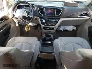 2017 Chrysler Pacifica Touring-L with VIN 2C4RC1BG7HR579133, listed as a Copart auction lot 70061814 with 119,393 mi miles and Salvage Title. Bid and sale history available at carsss.com. Image 8.
