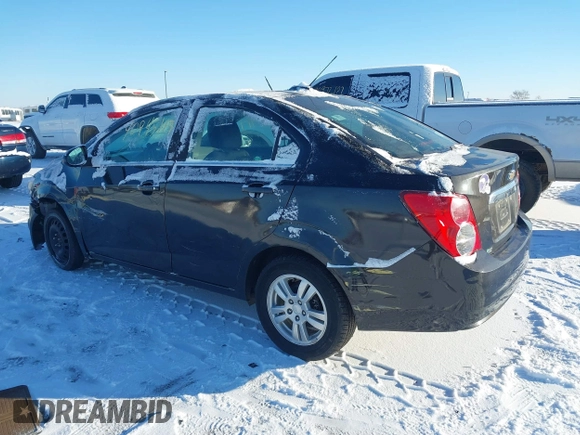 2015 Chevrolet Sonic LT z VIN 1G1JC5SH8F4194265, wystawiony jako IAAI lot #40945117 z przebiegiem 77 229 mil mil oraz . Historia ofert i sprzedaży dostępna na DreamBid. Obrazek 3.