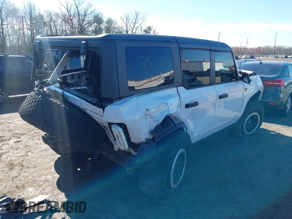 2023 Ford Bronco z VIN 1FMEE5DP0PLC12557, wystawiony jako IAAI lot #41854143 z przebiegiem 9 839 mil mil oraz . Historia ofert i sprzedaży dostępna na DreamBid. Obrazek 4.