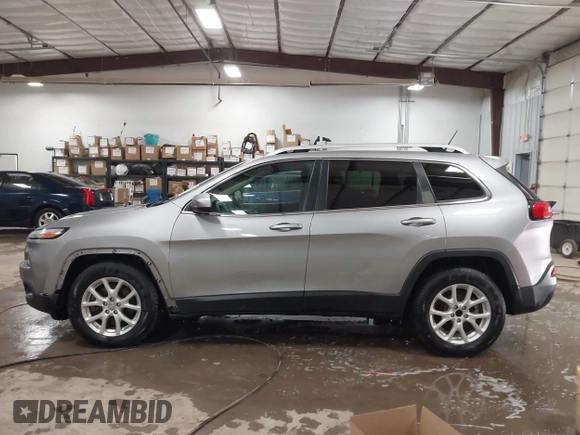 2017 Jeep Cherokee Latitude z VIN 1C4PJLCB4HW610440, wystawiony jako IAAI lot #41591293 z przebiegiem 219 957 mil mil oraz . Historia ofert i sprzedaży dostępna na DreamBid. Obrazek 15.
