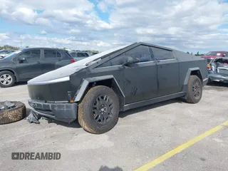 2024 Tesla Cybertruck z VIN 7G2CEHED5RA042424, wystawiony jako IAAI lot #41242343 z przebiegiem 1 222 mil mil oraz . Historia ofert i sprzedaży dostępna na DreamBid. Obrazek 18.
