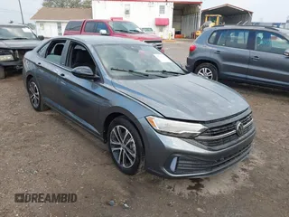 2024 Volkswagen Jetta Sport z VIN 3VWBM7BU7RM009727, wystawiony jako IAAI lot #41736894 z przebiegiem Nie podano mil oraz . Historia ofert i sprzedaży dostępna na DreamBid. Obrazek 1.