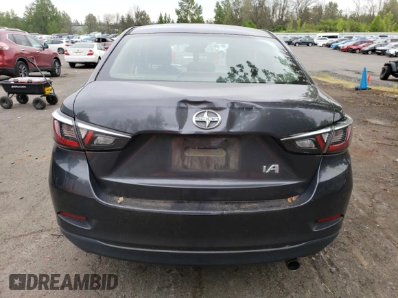 2016 Scion iA z VIN 3MYDLBZV4GY127533, wystawiony jako Copart lot #54408935 z przebiegiem 101 917 mil mil oraz Szkody całkowita. Historia ofert i sprzedaży dostępna na DreamBid. Obrazek 6.