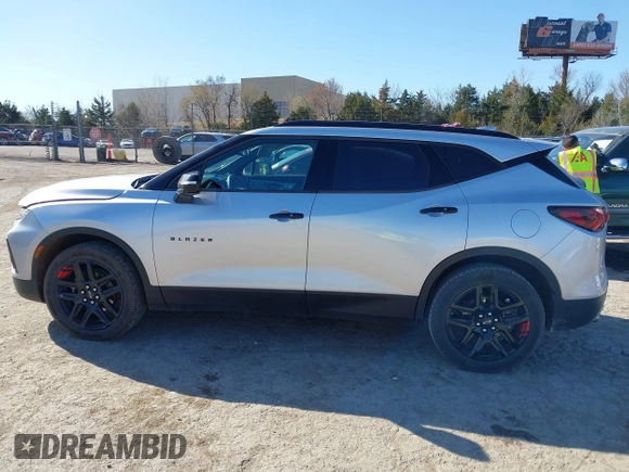 2021 Chevrolet Blazer LT z VIN 3GNKBCRS3MS528825, wystawiony jako IAAI lot #41756446 z przebiegiem 104 053 mil mil oraz . Historia ofert i sprzedaży dostępna na DreamBid. Obrazek 14.