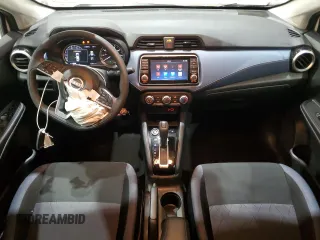 2025 Nissan Versa SV z VIN 3N1CN8EV7SL821512, wystawiony jako Copart lot #58159835 z przebiegiem 12 282 mil mil oraz Nie do naprawy • Non repairable. Historia ofert i sprzedaży dostępna na DreamBid. Obrazek 8.