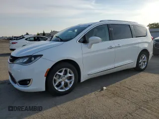2018 Chrysler Pacifica Touring L Plus z VIN 2C4RC1EG1JR121816, wystawiony jako Copart lot #54615585 z przebiegiem 157 900 mil mil oraz Tytuł czysty. Historia ofert i sprzedaży dostępna na DreamBid. Obrazek 1.