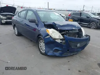 2014 Nissan Versa SV z VIN 3N1CN7AP7EL810189, wystawiony jako IAAI lot #42432386 z przebiegiem 77 067 mil mil oraz . Historia ofert i sprzedaży dostępna na DreamBid. Obrazek 1.