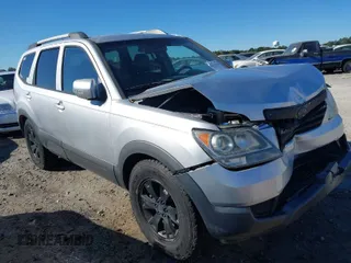 2009 Kia Borrego LX with VIN KNDJJ741885009010, listed as a IAAI auction lot 40632236 with 252,285 mi miles. Bid and sale history available at carsss.com. Image 1.