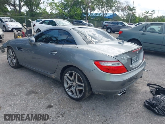 2015 Mercedes-Benz SLK 250 z VIN WDDPK4HA2FF099896, wystawiony jako IAAI lot #42333660 z przebiegiem 58 892 mil mil oraz . Historia ofert i sprzedaży dostępna na DreamBid. Obrazek 3.