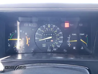 1984 Saab 900 z VIN YS3AH45J0E1012360, wystawiony jako Copart lot #72200784 z przebiegiem 247 761 mil mil oraz Czysty tytuł • Clean title. Historia ofert i sprzedaży dostępna na DreamBid. Obrazek 9.