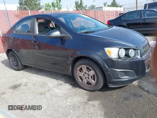 2013 Chevrolet Sonic LS z VIN 1G1JA5SGXD4174660, wystawiony jako IAAI lot #42096933 z przebiegiem 86 784 mil mil oraz . Historia ofert i sprzedaży dostępna na DreamBid. Obrazek 1.